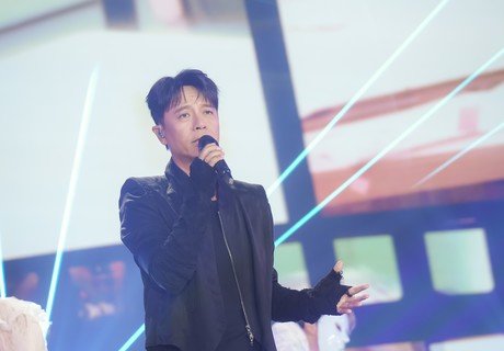 今年《星光熠熠耀保良》由李克勤打頭陣，獻唱《一生不變》及《失魂記》。