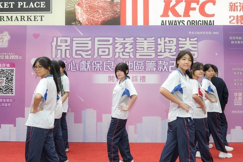 保良局唐乃勤初中書院及保良局莊啟程小學學生帶來多元化的舞蹈表演。