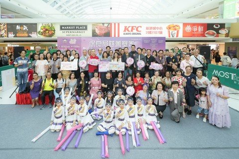 保良局李何芷韻主席率領一眾主禮嘉賓、演藝嘉賓及參與協助籌款之單位、屋邨、屋苑及外界協辦機構代表、與多位保良局應屆及歷屆董事會成員，包括：林承毅副主席、陳思暐總理及顧東華總理(2014-20)合照。