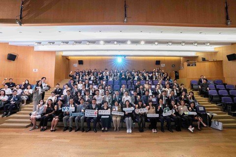 一眾主禮團嘉賓與企業伙伴及17隊青年創業者大合照。