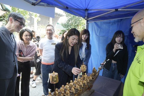 保育历史建筑谘询委员会主席苏彰德教授, BBS(左一)、保良局主席何芷韵太平绅士(左四)、总理张馨玲女士, MH(右三)及总理钟伟棠先生(左三)到教育摊位参观及体验工艺。