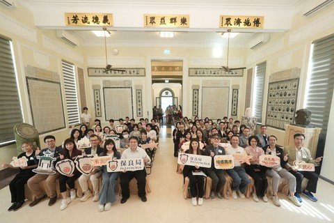 主礼嘉宾及保良局董事会成员嘉许一众「铜」创地图：青年社区导赏员培训计划的得奖组别并合照留念，共同见证青年才华与创意。