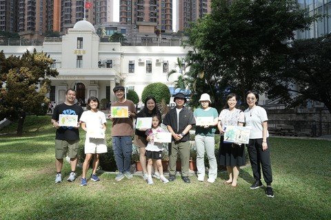 参加者于中座大楼前的花园写生，透过画作展现对历史建筑的欣赏。