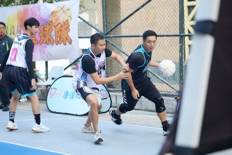 保良局職員籃球隊與HERO籃球隊展開一場約20分鐘的友誼賽，雙方你來我往、進球不斷，將現場氣氛推至最高峰。陳思暐總理更加入保良局職員籃球隊參與友誼賽，氣氛熱烈。圖為陳思暐總理（右二）及HERO籃球隊成員翟威廉（右一）。