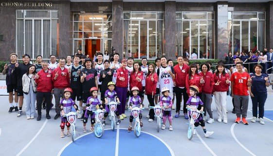 主禮嘉賓倪文玲博士, JP（前排左七）、保良局鄧宣宏雁副主席（前排左八）、蔡加敏總理（前排右八）、陳思暐總理（前排右七）及張馨玲總理（前排右五）、翁金驊先生（前排右六）、阿感（前排左五），與本局管理層、本局及ＨERO籃球隊隊員及「保寶單車隊」合照。