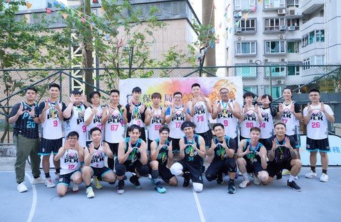 HERO籃球隊，包括發起人阿感（前排右四），成員翟威廉（前排右三）、徐文浩（前排左三）及劉頌鵬（前排左四）等與保良局職員籃球隊交流切磋。