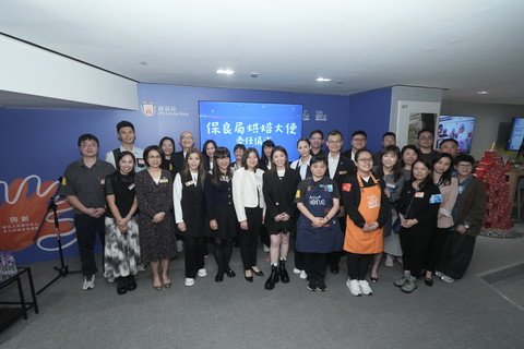 一眾嘉賓、職員與學員進行大合照，分享喜悅。