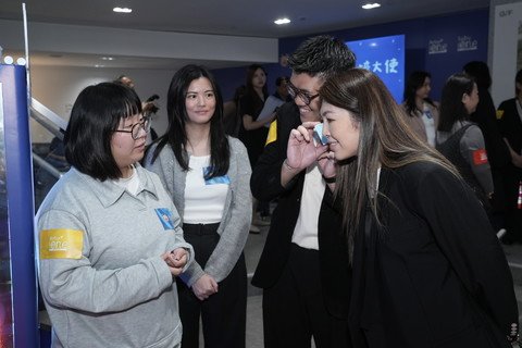 儀式結束後，嘉賓在職員的帶領下參觀展品及品嚐職康單位的手工咖啡。