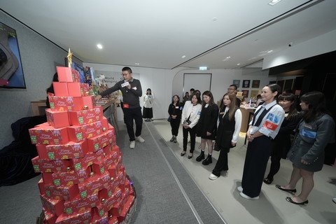 儀式結束後，嘉賓在職員的帶領下參觀展品。