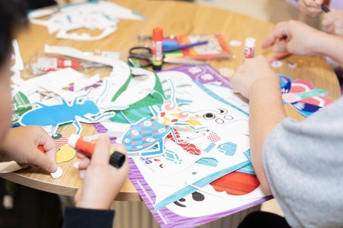 商场游客欣赏以本地特色动物、植物、昆虫、菇菌为题的趣味介绍展板，亦参与以本地生态为题的创意工作坊。