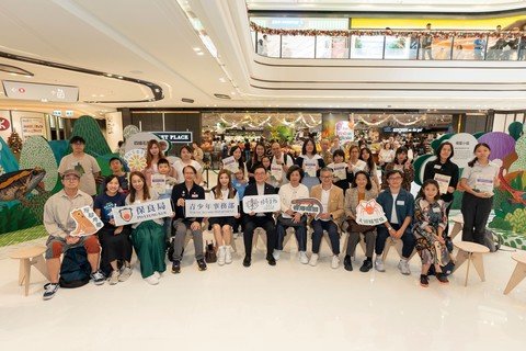 一众主礼团嘉宾与青年朋友大合照。