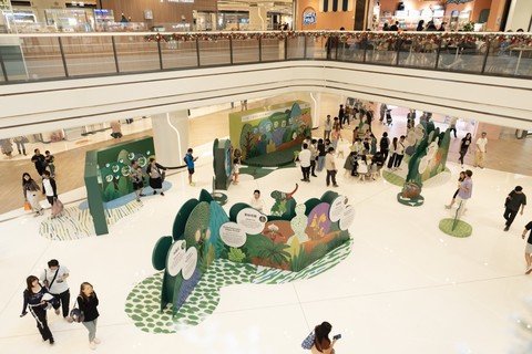 商场游客欣赏以本地特色动物、植物、昆虫、菇菌为题的趣味介绍展板，亦参与以本地生态为题的创意工作坊。