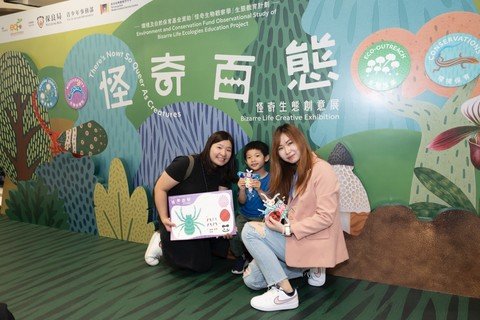 商场游客欣赏以本地特色动物、植物、昆虫、菇菌为题的趣味介绍展板，亦参与以本地生态为题的创意工作坊。