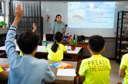 完成计划培训的大专生学员早前联同保良局团队参与入校工作坊的教学活动，向中小学生介绍香港的特色生物。