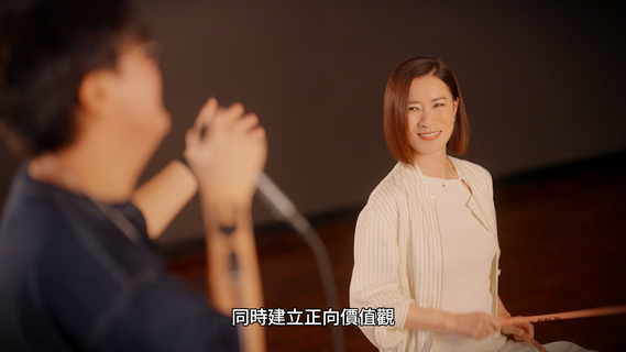 佘诗曼大使与本局青少年单位「保良局曹贵子动感青年天地」乐队青年受众交流夹band打鼓，打成一片。