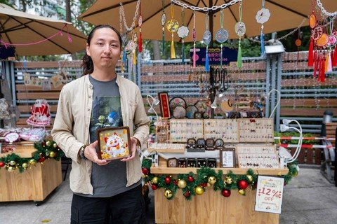 現場設有約30檔美食及文創作品攤位。