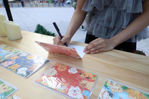 貓頭鷹郵局為市民及遊客寄出祝福訊息。