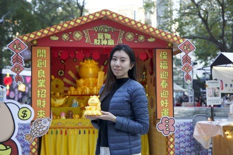 Lena將自創的鬍鬚平安貓化身寵物財神。