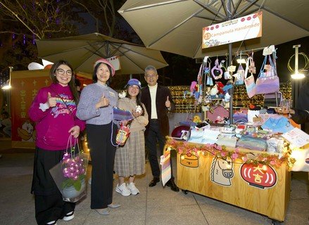 主禮團嘉賓於市集內購物消費，支持檔主。