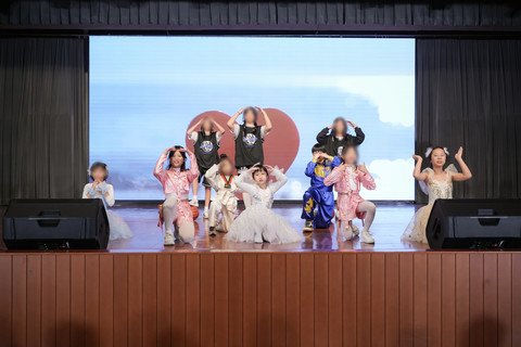 保良局住宿兒童在活動上表演歌舞，盡展才能。