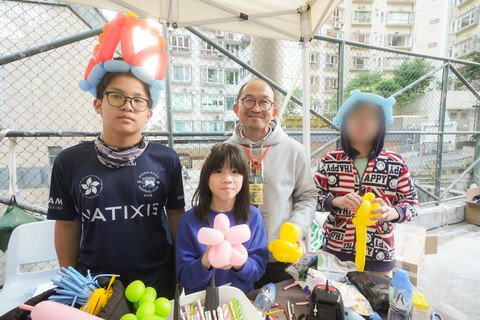 部份攤位由住宿兒童主持，藉此與助養人交流。