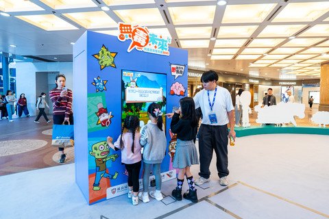 早前於時代廣場舉辦的「無毒未來 — 抗毒宣傳推廣日2025」禁毒展覽，吸引不少市民參與， AR 互動遊戲——以科技方式學習正確禁毒資訊。