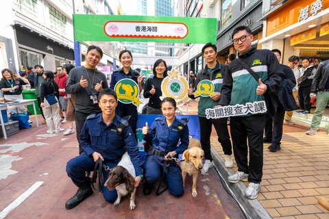 香港海關搜查犬課於活動設立攤位，派出海關搜查犬與市民近距接觸，進行示範表演。