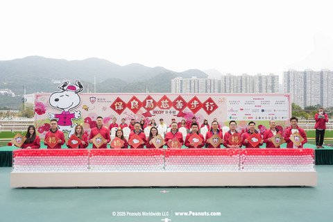 入境事務處處長郭俊峯先生, IDSM（右七）、海關關長陳子達先生, CDSM（左六）、警務處副處長（管理）陳俊燊先生, PDSM, PMSM（右五）、懲教署助理署長（人力資源）何國文先生（左四）、消防處署理助理處長（機構策略) 趙汝珏先生, FSMSM（右三）、沙田民政事務助理專員鄭奕文先生（左二）、保良局主席何芷韻太平紳士（左七）及節目籌委會主席郭浩泉副主席（右六）、鄧李璧莛總理（左五）、孟韋豪總理（右四）、湯陳筠霖總理（左三）、鑽石贊助中銀國際控股有限公司高健執行總裁(右二）、藝人黎諾懿先生（右一）及2025年度香港小姐冠軍陳詠詩小姐（左一）為「保良局慈善步行」主持啟動儀式。