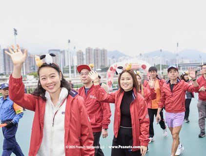 保良局董事會成員與現場參加者一起浩浩蕩蕩出發。