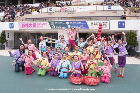 保良局屬校學生以精彩的中國舞、合唱及雙節棍表演帶動全場氣氛。