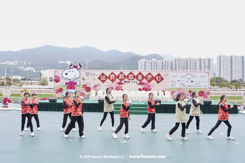 保良局屬校學生以精彩的中國舞、合唱及雙節棍表演帶動全場氣氛。