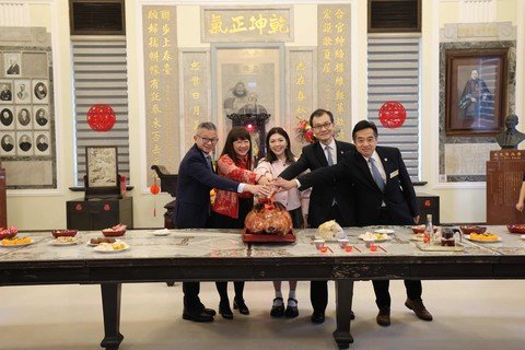 保良局董事會成員及管理層於保良局總部舉行新春團拜及進行切金豬儀式。