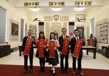 保良局董事會成員與管理層一同拉揮春，祝賀新春。