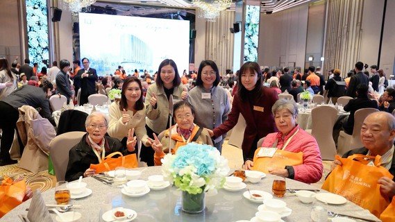 在場長者們收到豐富的福袋，臉上洋溢著滿足的笑容，場面溫馨。