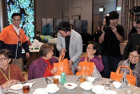 在場長者們收到豐富的福袋，臉上洋溢著滿足的笑容，場面溫馨。