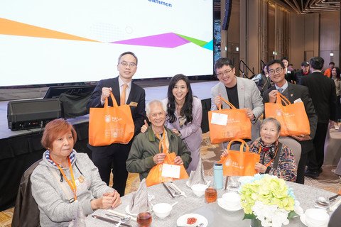 主禮人勞工及福利局副局長何啟明先生, JP(右二)、活動夥伴富豪酒店國際集團副主席兼董事總經理羅寶文女士(左二)及節目籌委會主席暨保良局副主席林承毅先生(左一)向在場長者派發福袋，送上誠摯關懷與祝福。