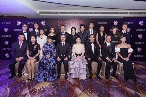 主禮嘉賓教育局副局長施俊輝博士, JP(前排左四)聯同保良局主席何芷韻太平紳士(前排右四)、副主席譚毓楨博士(前排左三)、總理梁鈞滺先生(前排右三)、總理顧曉楠女士 (前排左二)、總理鍾偉棠先生 (前排右二)、總理何許頴嘉女士 (後排中)、總理顏肇臻先生 (後排左五)、總理陳思暐先生 (後排右四)、總理鄧李璧莛女士 (後排左三)、總理孟韋豪先生 (後排左一)、總理張馨玲女士, MH(後排右二)、與保良局董事會成員伉儷及管理層合照留念。