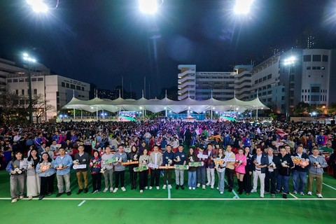 (Chinese Only)主禮團嘉賓與現場逾4,000位善長合照。