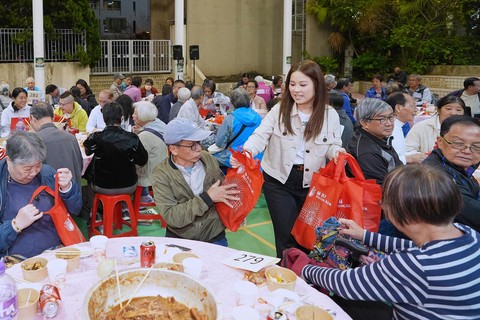 (Chinese Only)保良局一眾主禮團嘉賓及管理層特別親手派發福袋予盆菜嘉年華現場參與者。