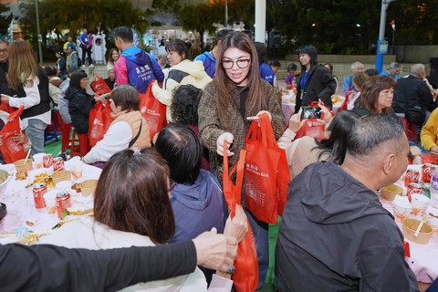 (Chinese Only)保良局一眾主禮團嘉賓及管理層特別親手派發福袋予盆菜嘉年華現場參與者。