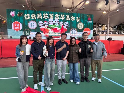 (Chinese Only)保良局董事會成員及管理層與兩位主禮嘉賓合照。