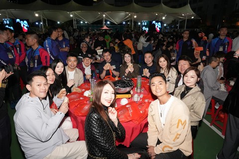 (Chinese Only)一眾主禮團嘉賓於現場享用美味盆菜。