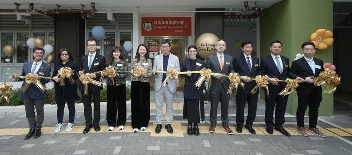 一眾嘉賓為中心開幕進行剪綵儀式。