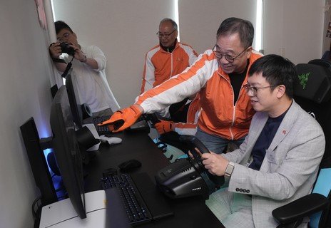 長者向何啟明副局長展示電競遊戲。