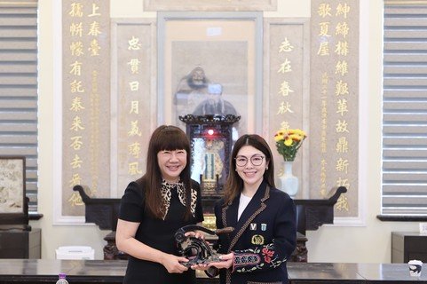 (Chinese Only)乙巳年主席何芷韻太平紳士（右）將保良局印信移交予丙午年主席譚毓楨博士（左）。