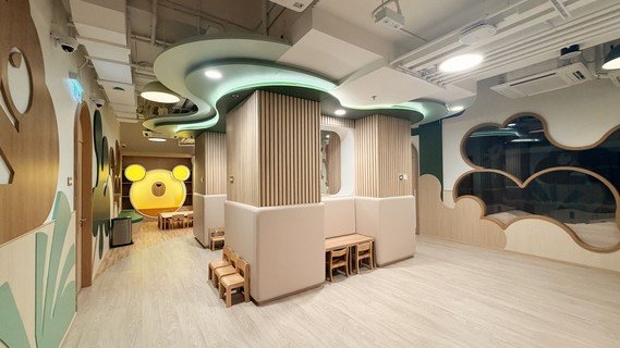 保良局悦兒家內部環境相片︰多功能廳、親子活動玻璃房、睡房、親親位置