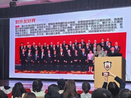 保良局2008-09年度主席颜宝铃女士BBS, JP向参加者分享如何学习『两会』精神，积极推动民间外交。