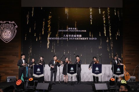 入境事務處樂隊演奏名曲《Por Una Cabeza》，為晚宴揭開序幕。