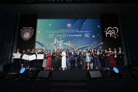 乙巳年主席何芷韻太平紳士向乙巳年董事會成員致送紀念品，以表衷心謝意。