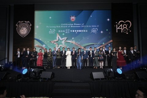 主禮人勞工及福利局局長孫玉菡先生, JP（左十二）、保安局局長鄧炳強先生, GBS, PDSM, JＰ（左十）在乙巳年何芷韻主席（左十一）、丙午年譚毓楨主席（右十二）及兩屆董事會成員於台上進行祝酒儀式。